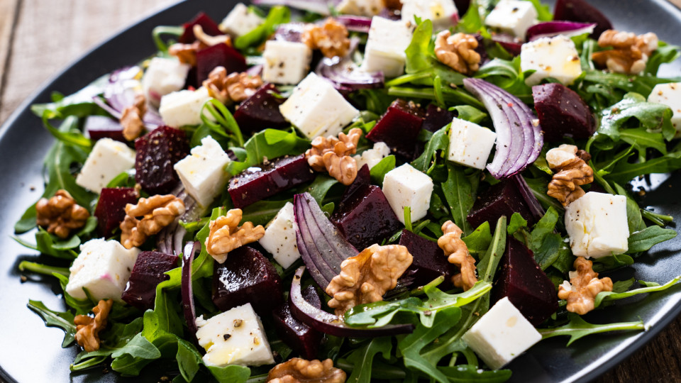 Esta salada de espinafres pede um vinagrete caseiro. Saiba como fazer