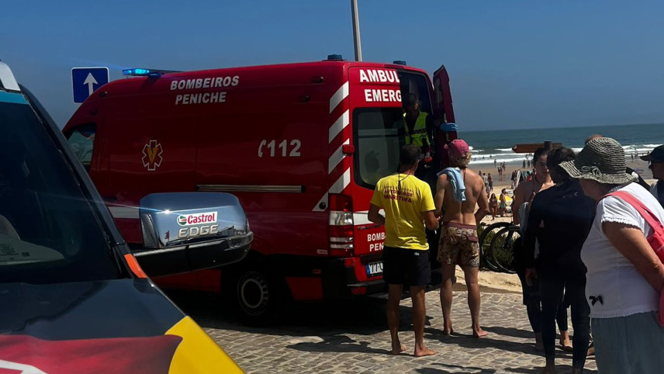 Jovem checa levada para hospital após ser atingida por prancha em Peniche