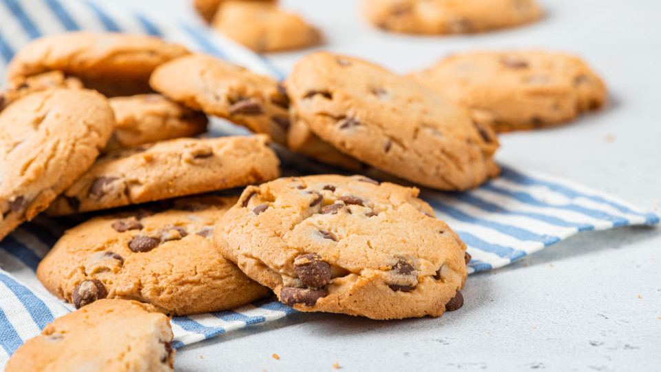 Estas bolachas de chocolate fazem-se na 'air fryer' em cinco minutos