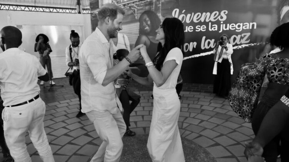 Harry e Meghan deram um pezinho de dança na Colômbia (beijo não faltou)