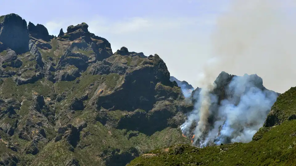 Aviões Canadair já fazem descargas na cordilheira central na Madeira