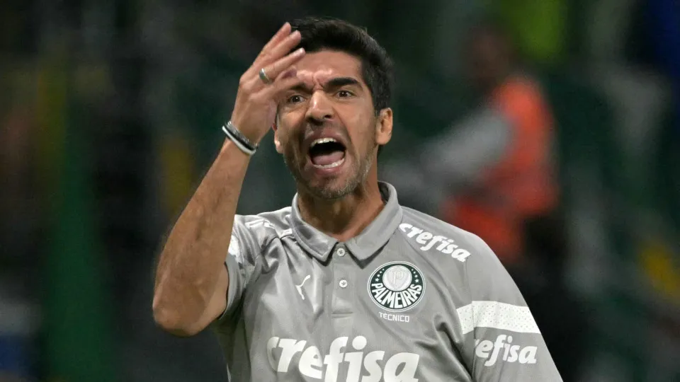 Palmeiras' Portuguese coach Abel Ferreira gestures during the Copa Libertadores round of 16 second leg all-Brazilian football match between Palmeiras and Botafogo at the Allianz Parque stadium in Sao Paulo, Brazil, on August 21, 2024. (Photo by NELSON ALM