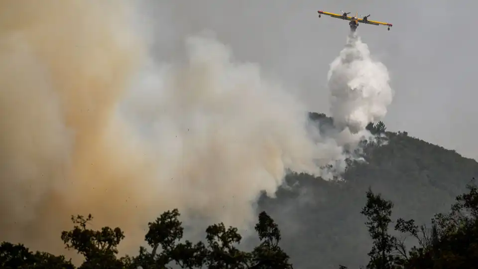 Oito aviões reforçam combate e podem levar alívio a Vila Pouca de Aguiar