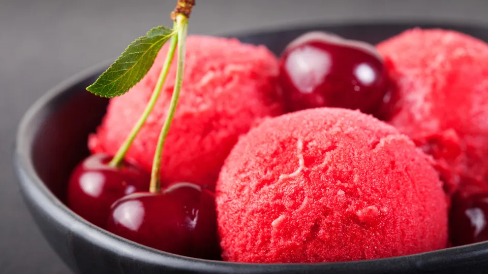 É muito fácil fazer um gelado de cereja. Veja a receita