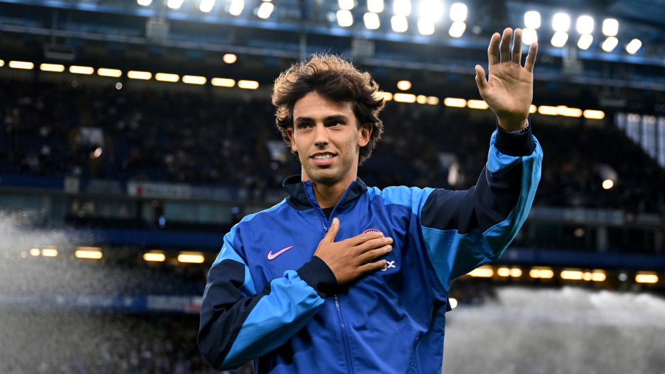 João Félix voltou ao estádio do Chelsea e até subiu ao relvado