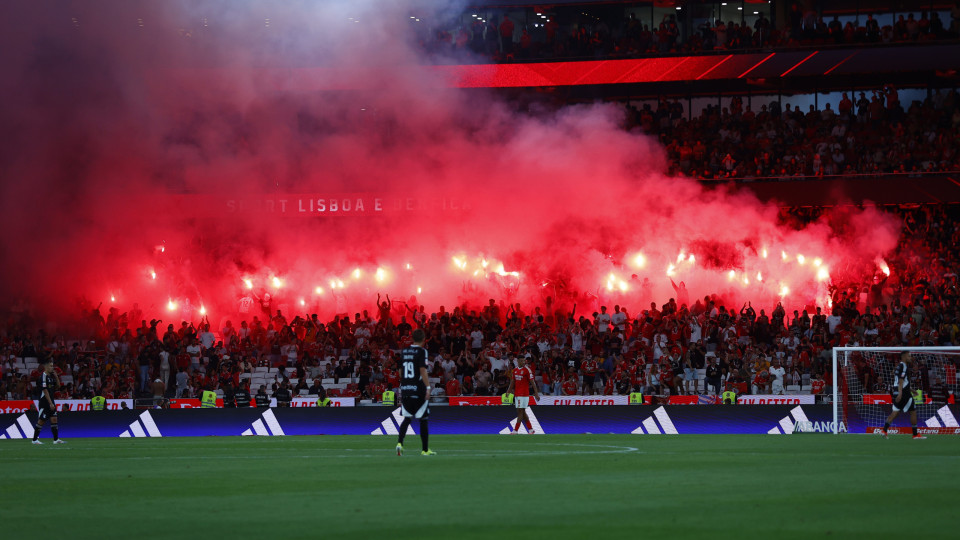 Pirotecnia e insultos frente ao Casa Pia valem multa pesada ao Benfica