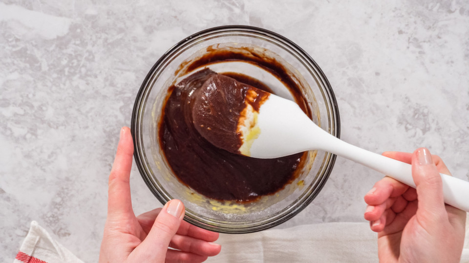 Receita de bolo de chocolate 'fit' para comer sem qualquer remorso