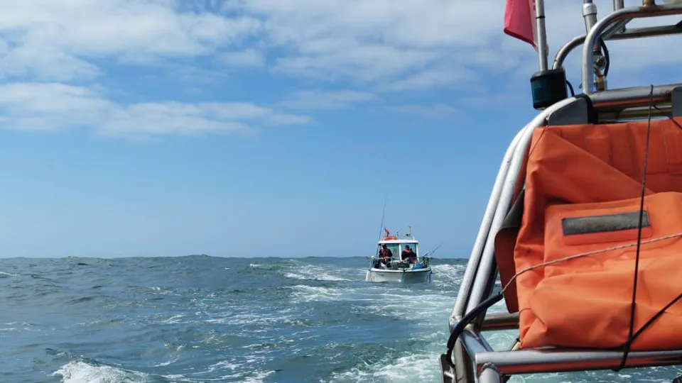 Auxiliadas 6 pessoas após embarcação ficar sem propulsão perto da Nazaré