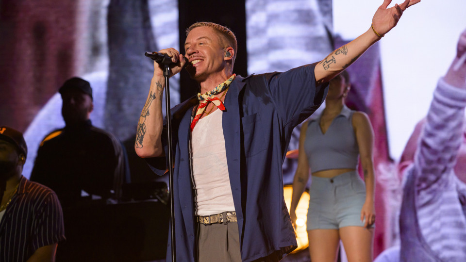 Macklemore convida fã para dueto e esta é detida. Estava em fuga