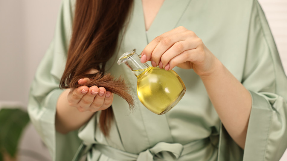 Espalhar azeite no cabelo? Parece estranho, mas tem benefícios