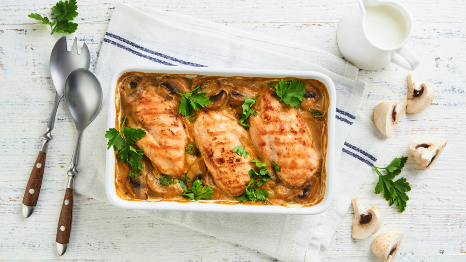 Frango com molho de mostarda e brócolos. Aqui está um belo almoço