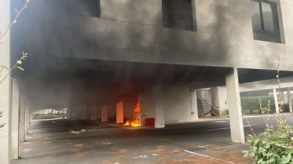 Viaturas incendiadas frente a sinagoga em França. Um polícia ferido