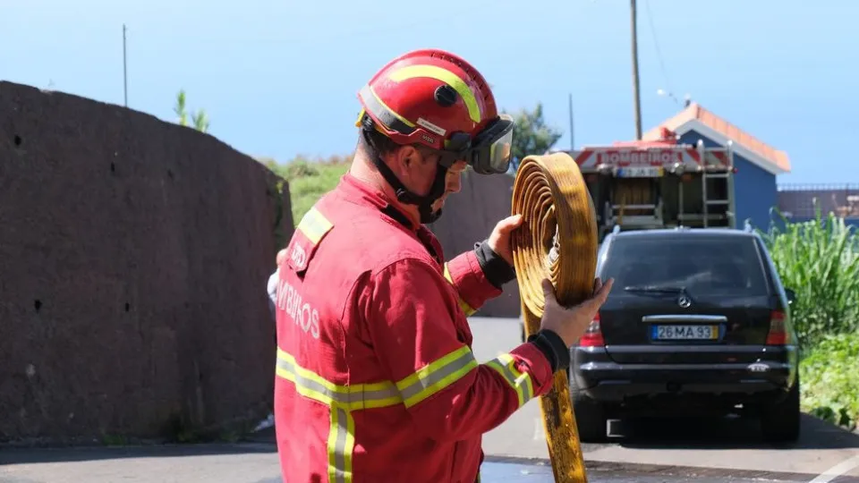 Incêndio em prédio da Amadora deixa quatro pessoas desalojadas