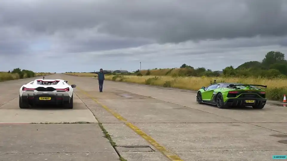 Duelo entre o Lamborghini Revuelto e Aventador SVJ. Quem vence?