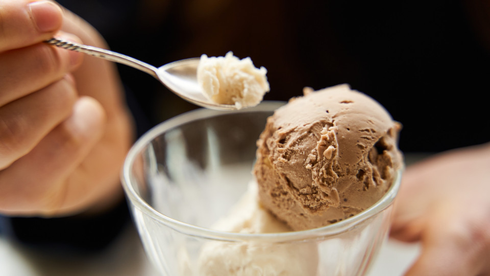 Refresque-se com um incrível gelado caseiro de avelã e café 