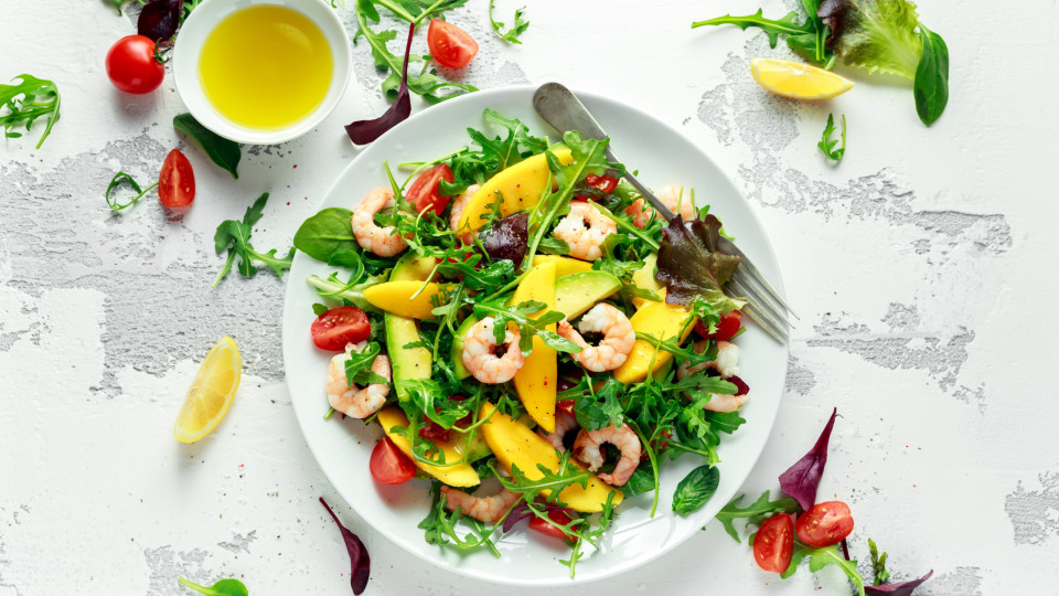 Camarão, manga e abacate. Uma salada que fica sempre bem à mesa