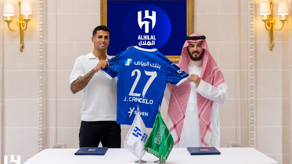 Oficial: João Cancelo assina pelo Al Hilal