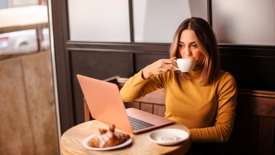 Precisa de energia? Especialista revela a altura ideal para beber café