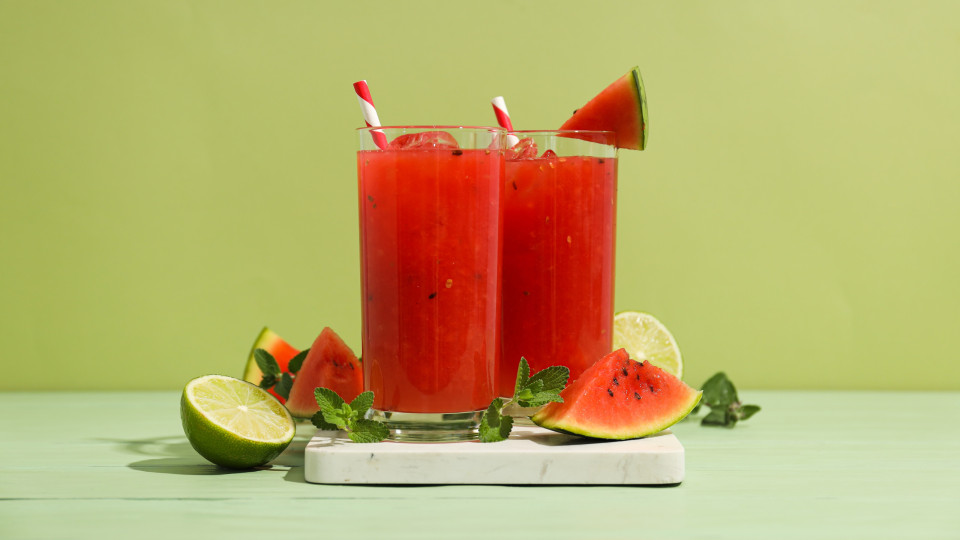 Junte melancia, lima e pepino para fazer um refresco incrível 