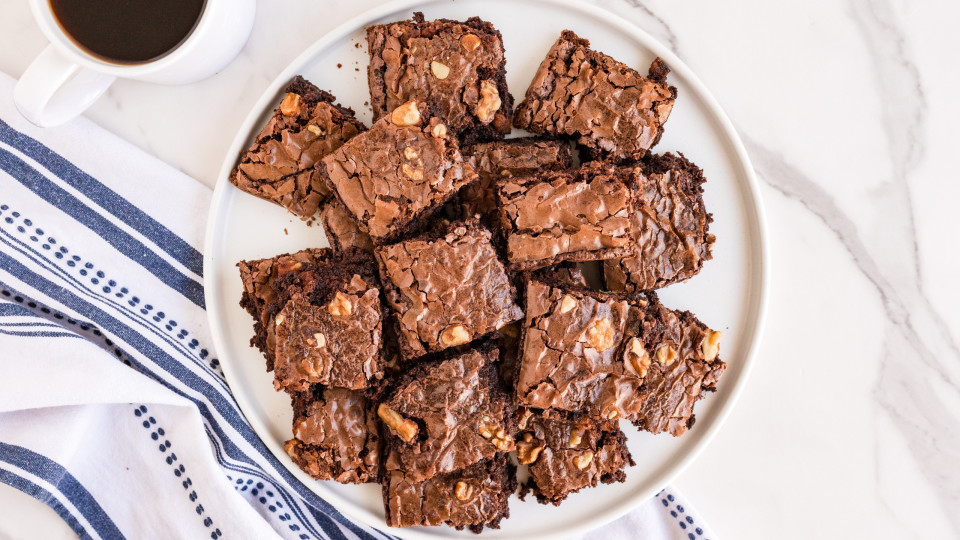 A receita de brownie com três ingredientes que vai saltar de boca em boca