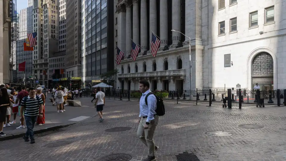 Wall Street segue em baixa após recorde no Dow Jones