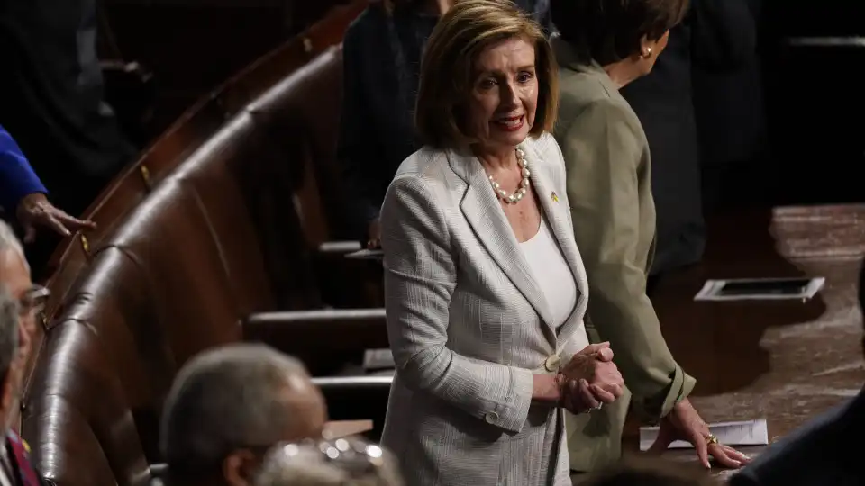 Durante fuga do ataque ao Capitólio, Nancy Pelosi passou junto a bomba