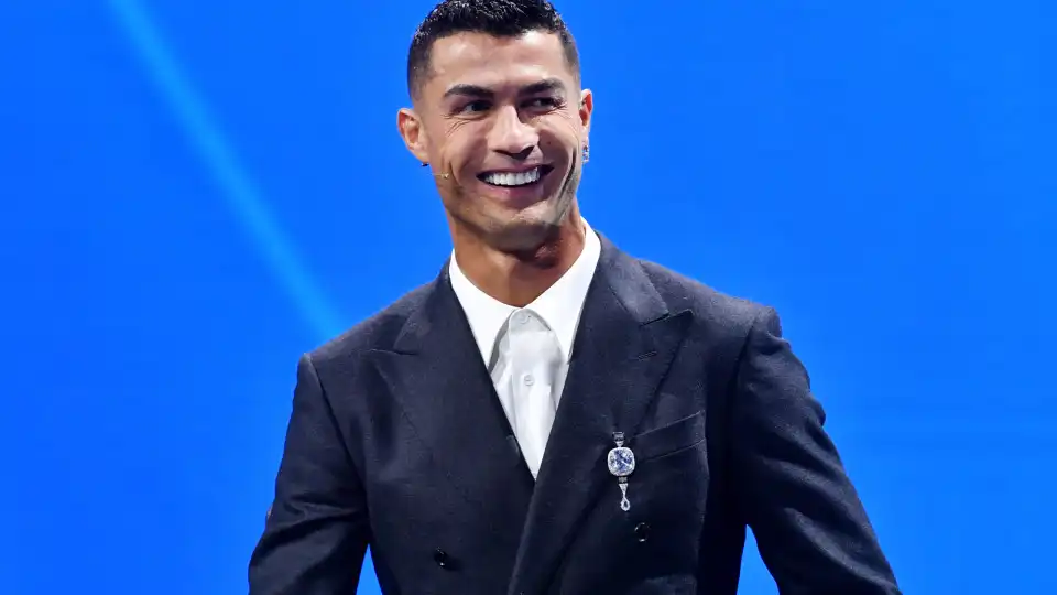 Os pormenores do incrível alfinete de peito de Ronaldo usou em cerimónia