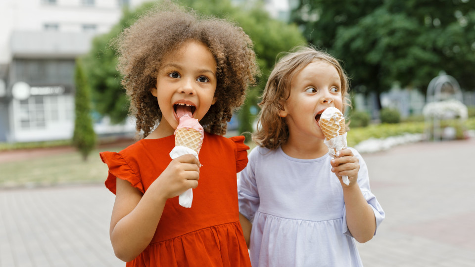 Quatro alimentos que os miúdos devem evitar (fazem mal aos dentes)