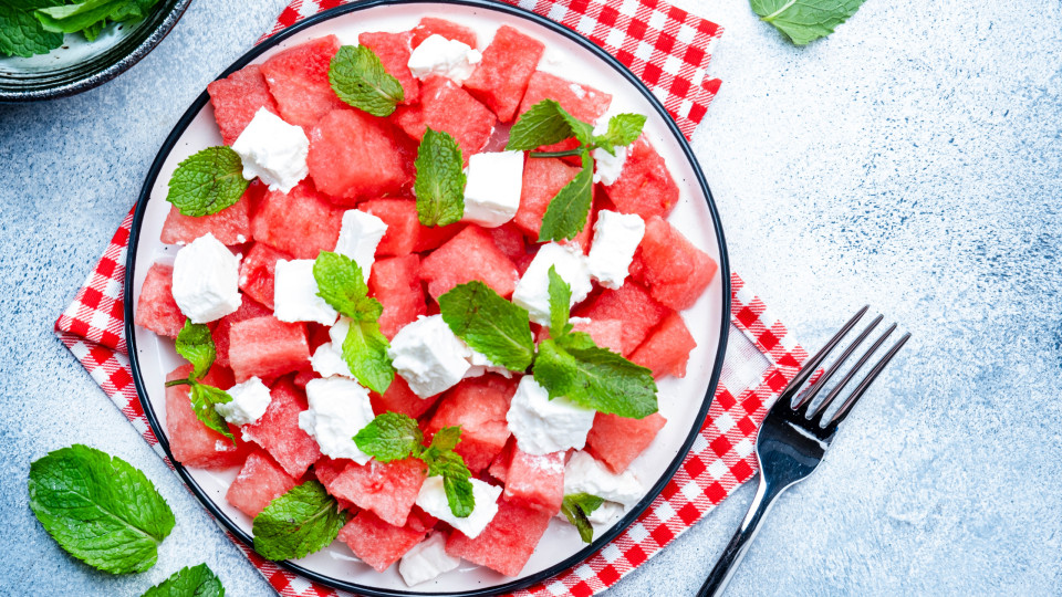 Receita. Salada de verão com melancia, queijo feta e menta 