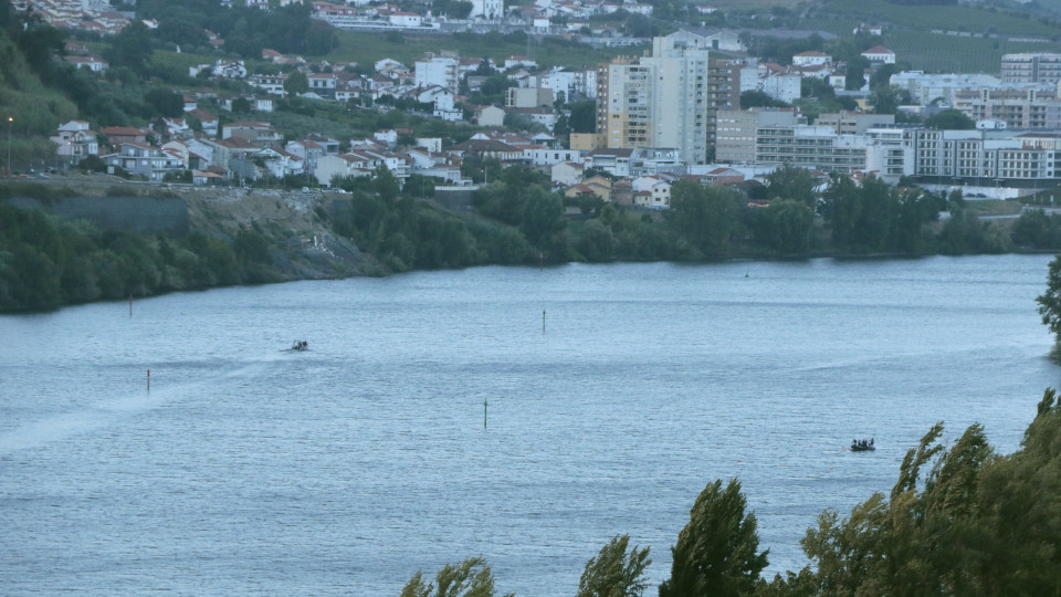 Mergulhadores no Douro para último dia de buscas por peças do helicóptero