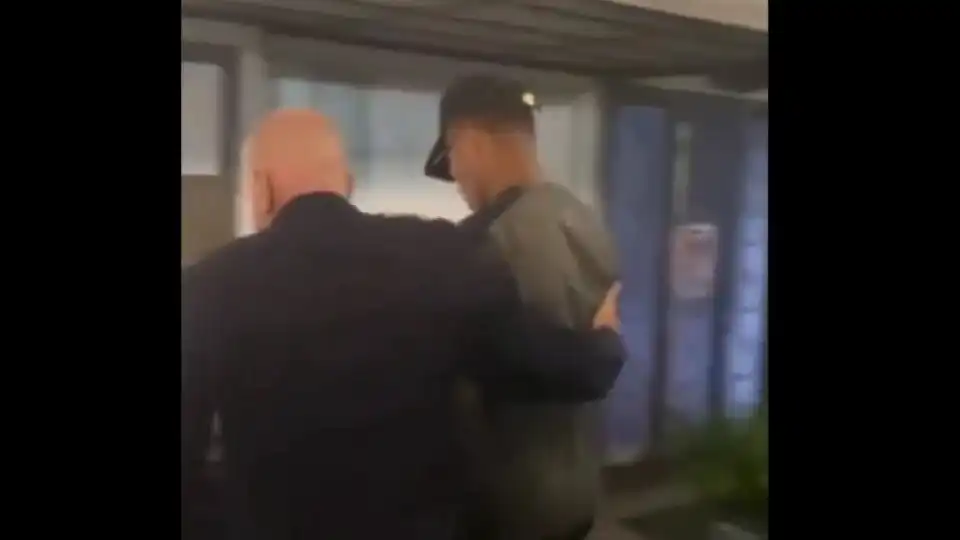 Tensão em Nápoles. David Neres atacado com arma à saída do estádio