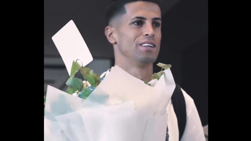 Um clássico. João Cancelo chegou à Arábia Saudita e recebeu... flores