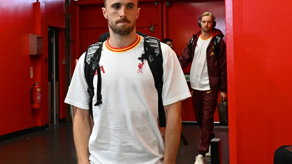 MANCHESTER, ENGLAND - SEPTEMBER 01: (THE SUN OUT, THE SUN ON SUNDAY OUT)  Diogo Jota of Liverpool arrives for the Premier League match between Manchester United FC and Liverpool FC at Old Trafford on September 01, 2024 in Manchester, England. (Photo by Jo