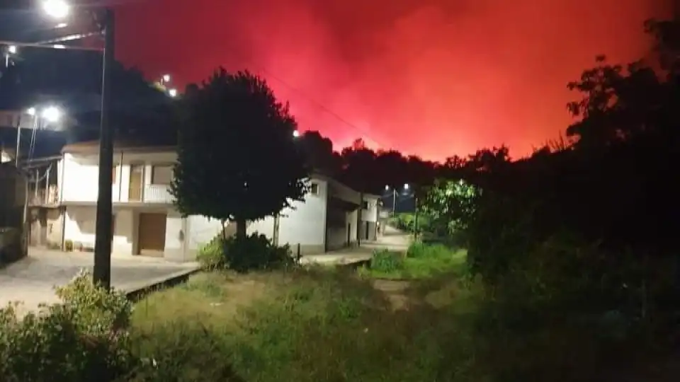 Chamas aproximam-se de casas em Vinhais. Mais de 200 bombeiros no local