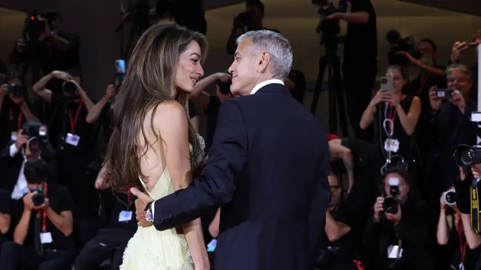 George e Amal Clooney deslumbram em antestreia por Veneza