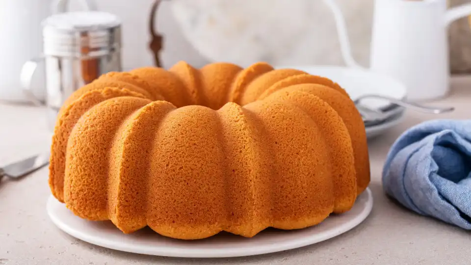 Receita. Bolo de laranja e iogurte que cheira à infância na casa dos avós