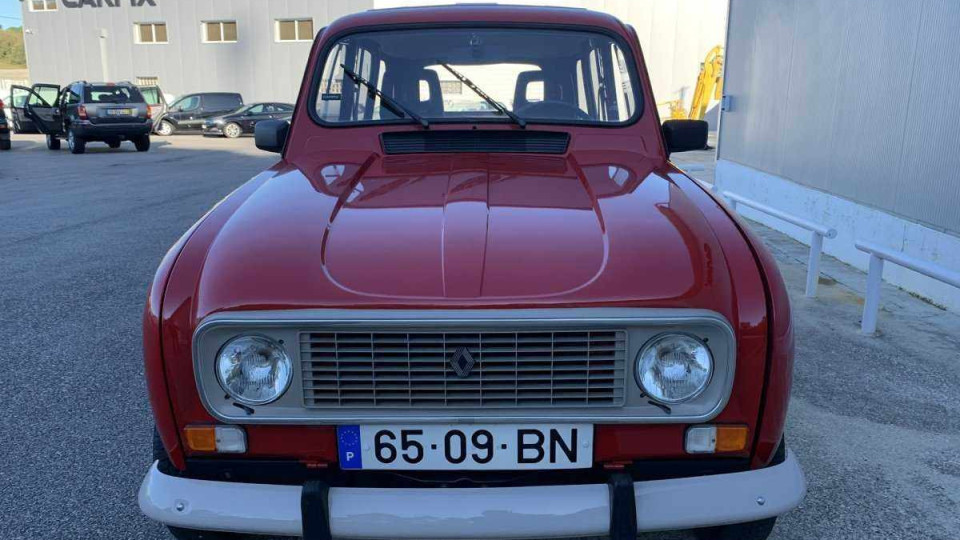 Este Renault 4 com mais de 30 anos é uma raridade