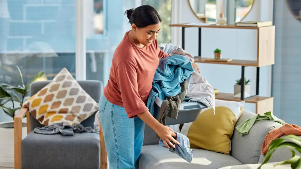 Coisas que deve retirar da sala de estar para ter mais espaço 