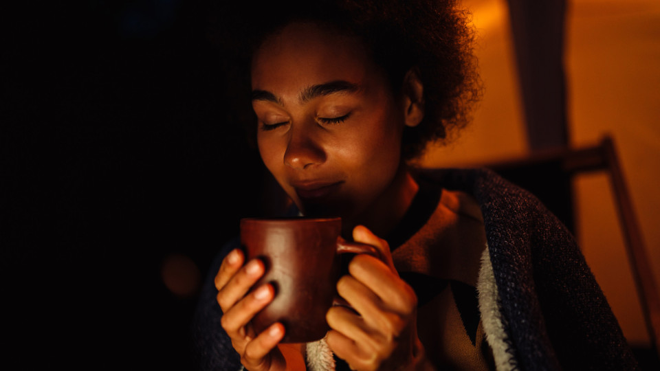 Beber esta infusão pode ajudá-lo a dormir melhor. Eis a receita