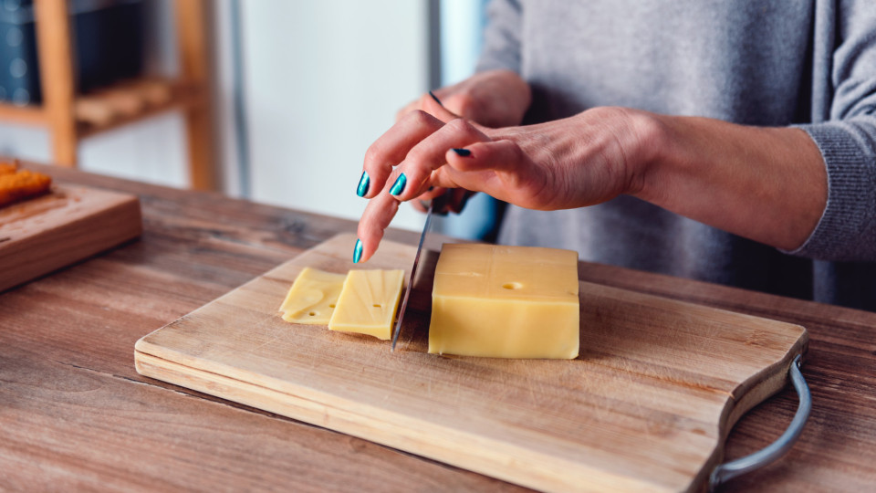 Sinais desagradáveis de que está a comer demasiado queijo (cuidado!)