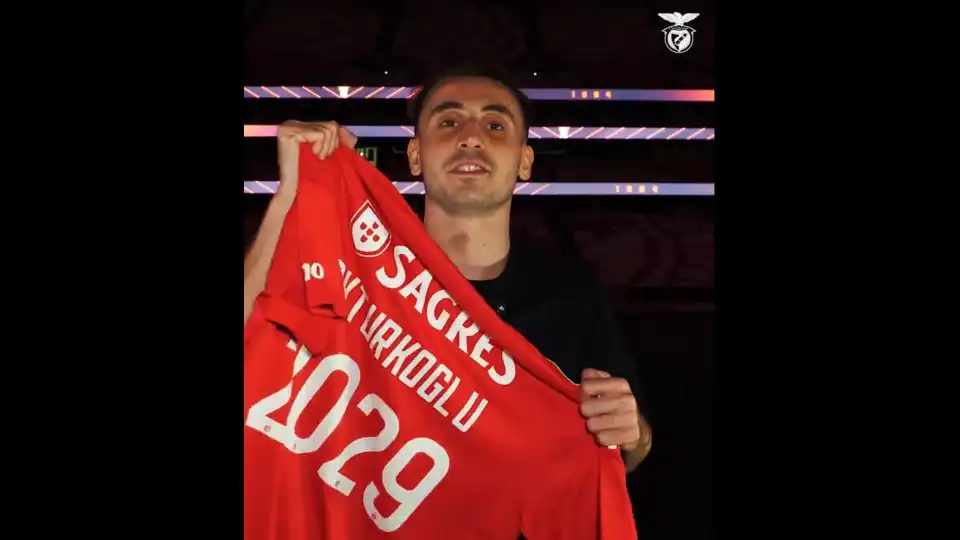 Do aeroporto para o relvado da Luz. Benfica apresenta Kerem Akturkoglu 