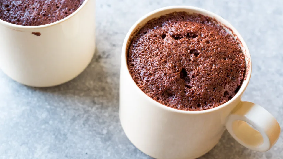 Este (mini) bolo de caneca com cenoura e chocolate dispensa açúcar