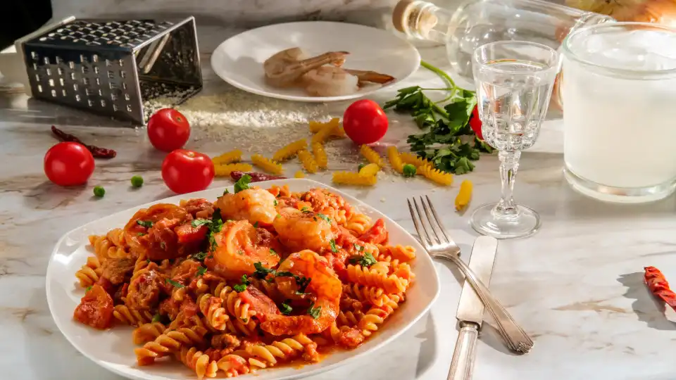 Receita de massa com tomate e camarão. Fica pronta em 15 minutos!