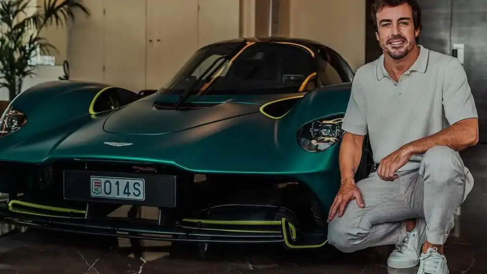 Deram um Aston Martin Valkyrie a Alonso. Avariou pouco depois