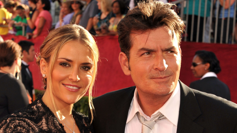 Ex-mulher de Charlie Sheen revela há quanto tempo está sóbria