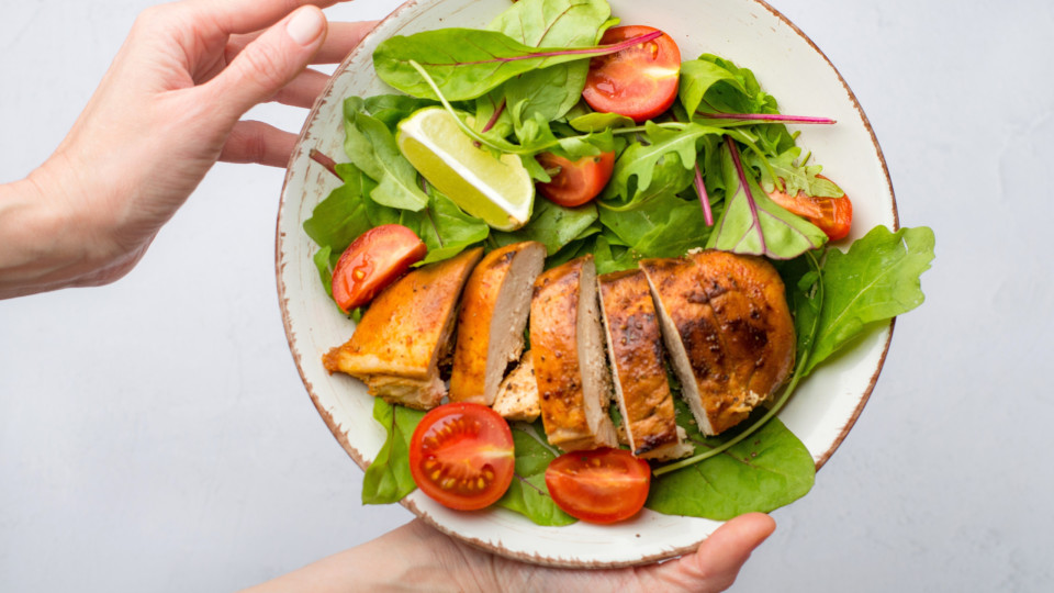 O que comer ao jantar para conseguir queimar calorias toda a noite