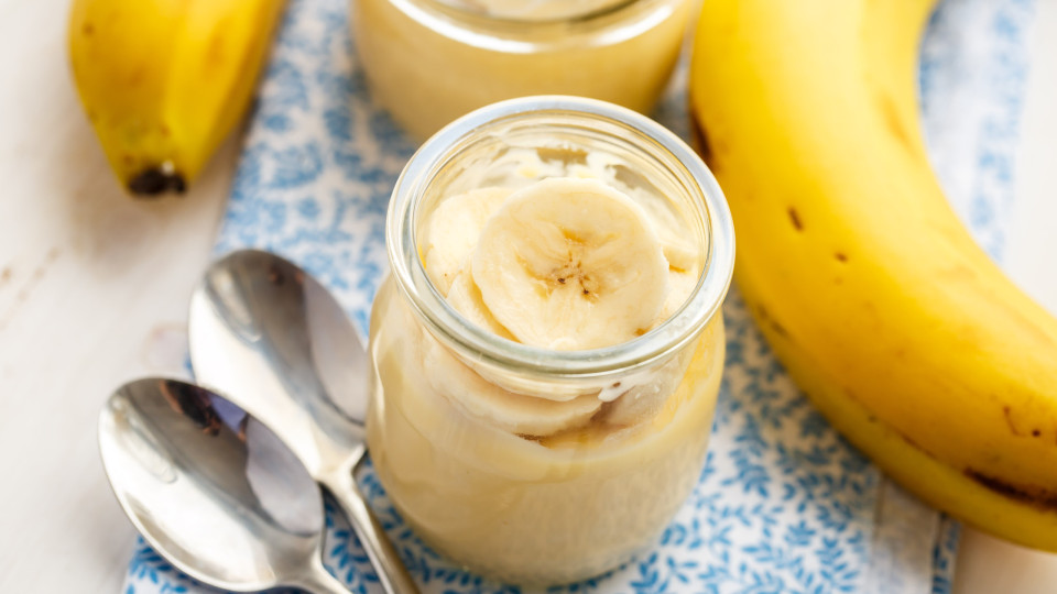 Esta mousse nutritiva faz-se com banana e iogurte grego