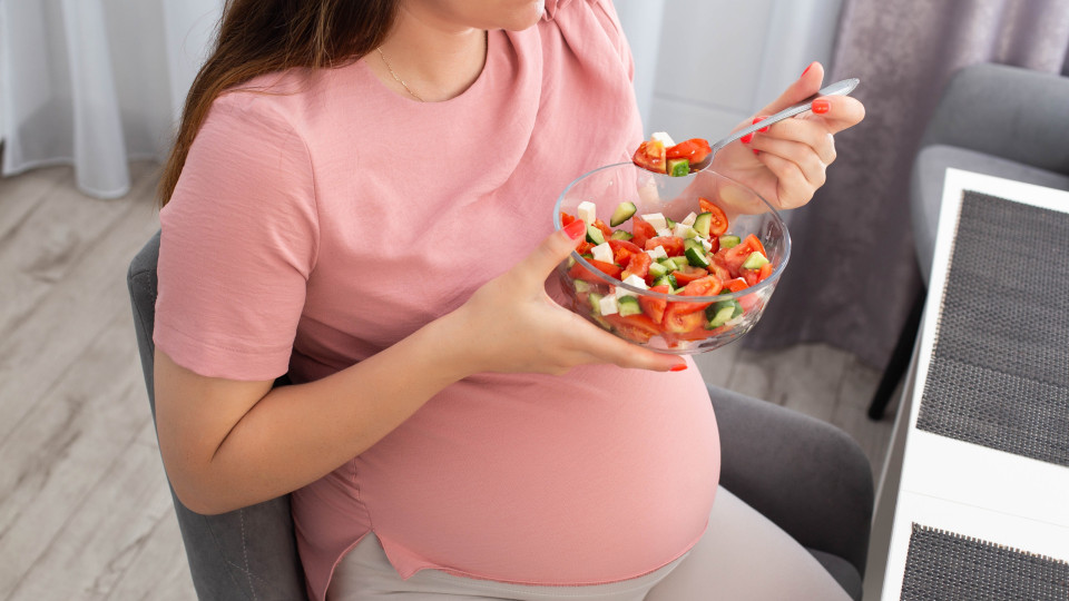 Sete alimentos que todas as grávidas deviam evitar