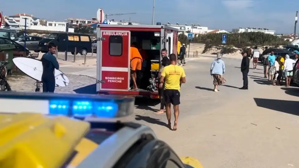 Neerlandês auxiliado ao sofrer lesão no joelho quando surfava em Peniche