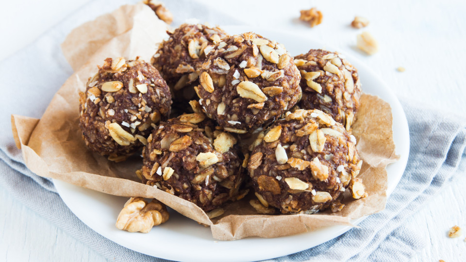 Bolinhas de banana e aveia. O snack que fica bem a qualquer hora